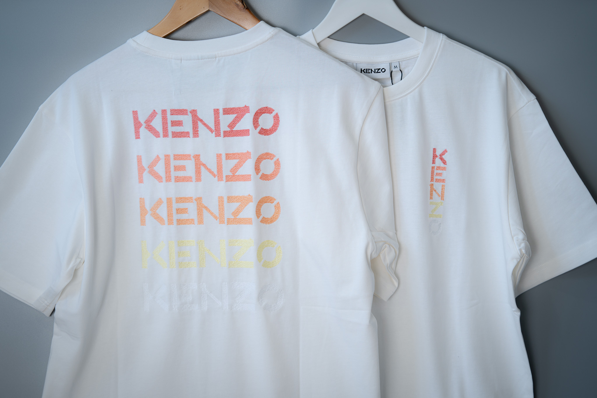 Vertical Logo Print Tee – Image 2