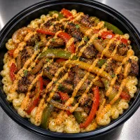 Small Steak Lunch Mac Bowl – Image 1