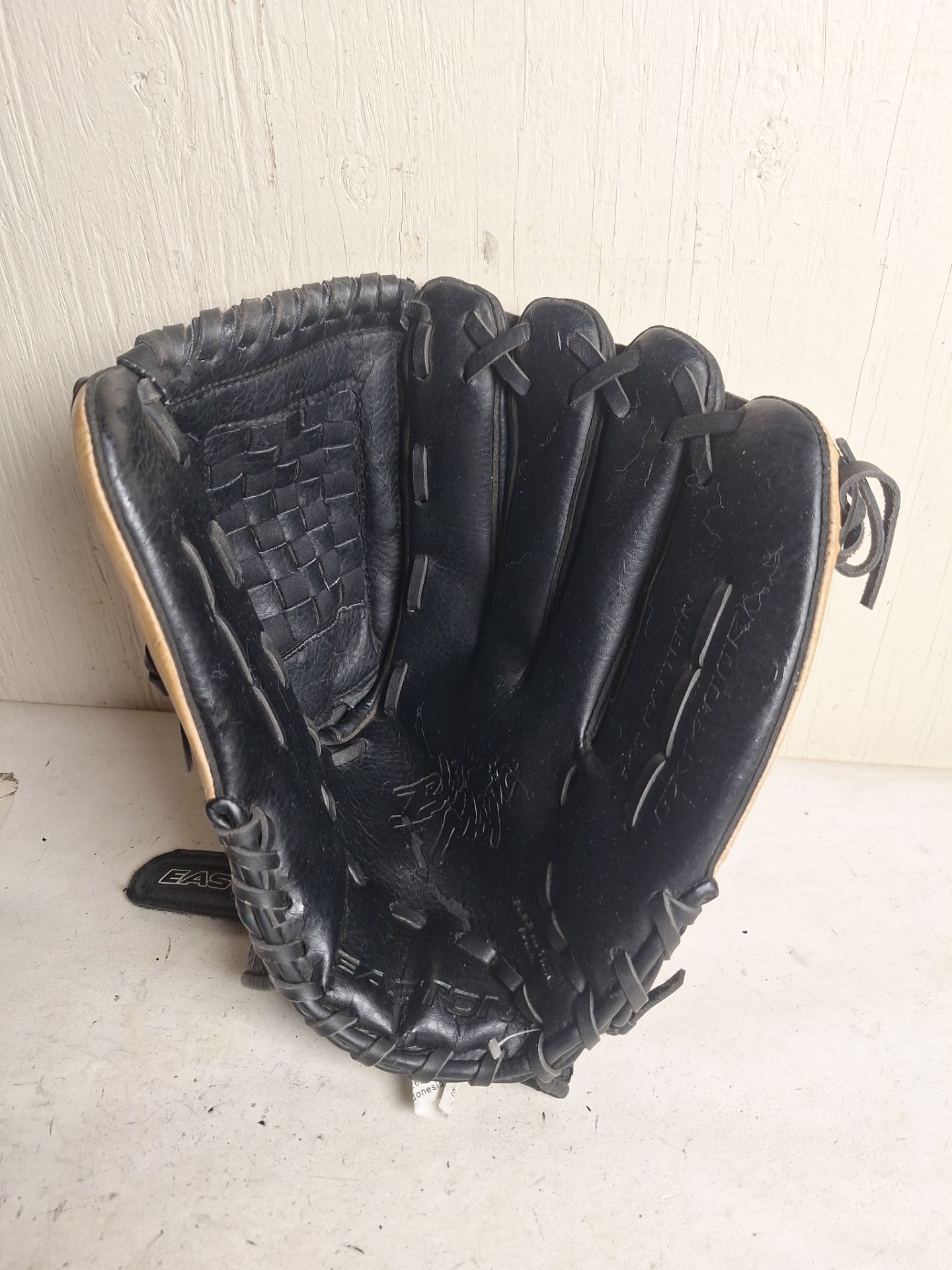 Easton Black Magic Series, softball glove – Image 1