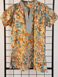 Short Sleeve Shirt w/ Blue and Brown Flowers – Image 1