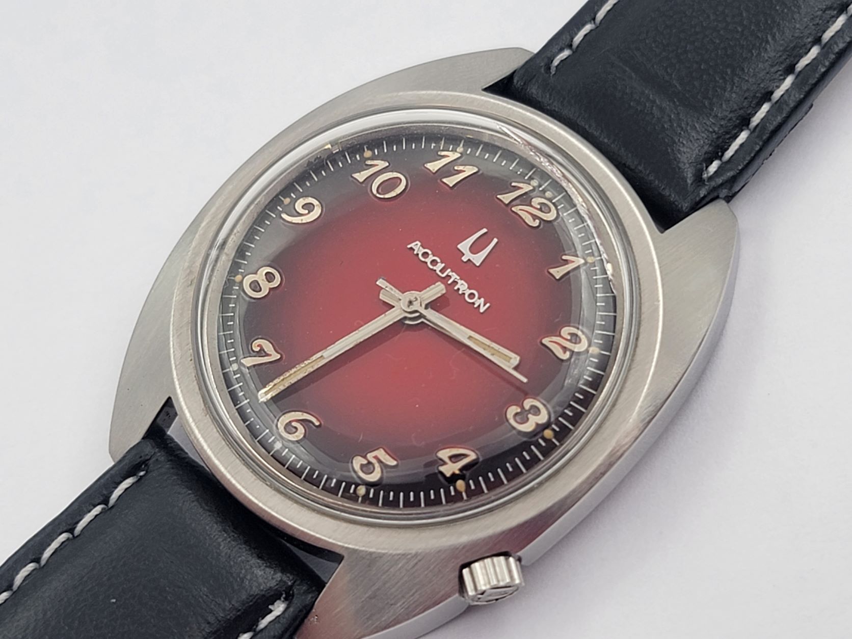 Vintage BULOVA Accutron N3 Cal 2180 MADE IN USA Red Glossy Arabic Dial - 36 mm – Image 2