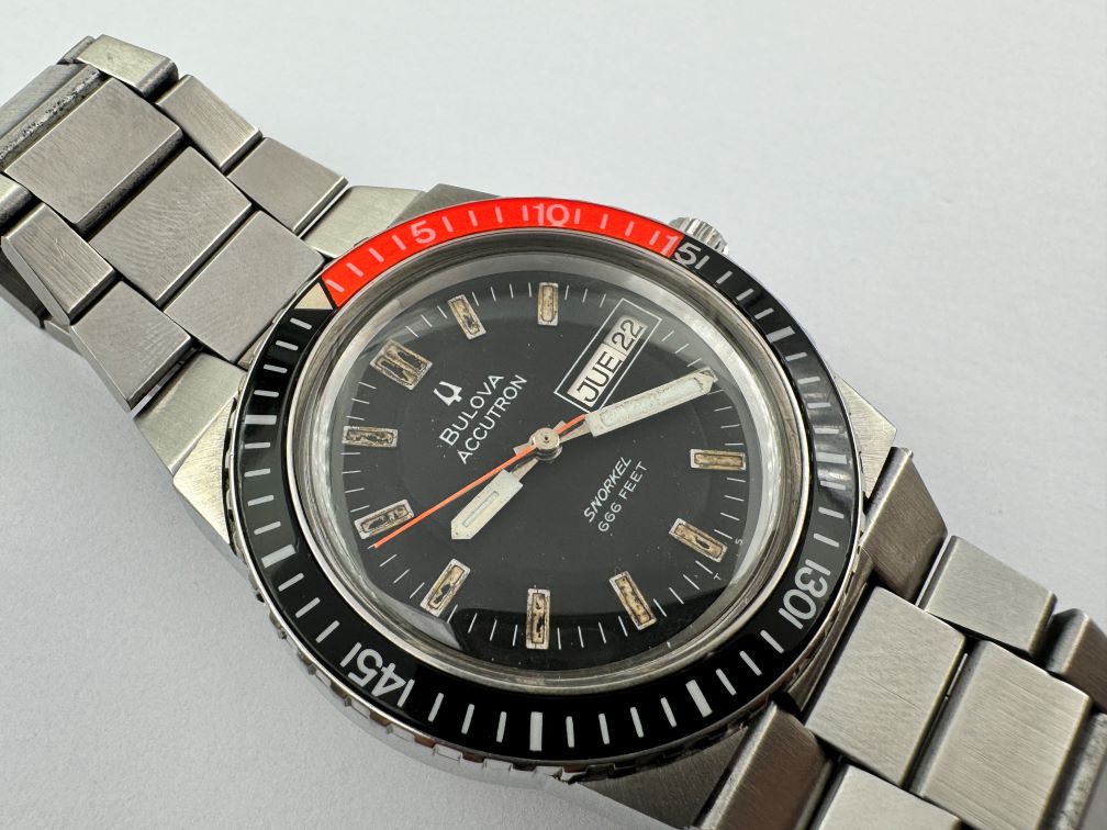 Vintage BULOVA 7526 Accutron Snorkel 666 Feet Bakelite Bezel Cal 2182G - 40 mm – Image 3
