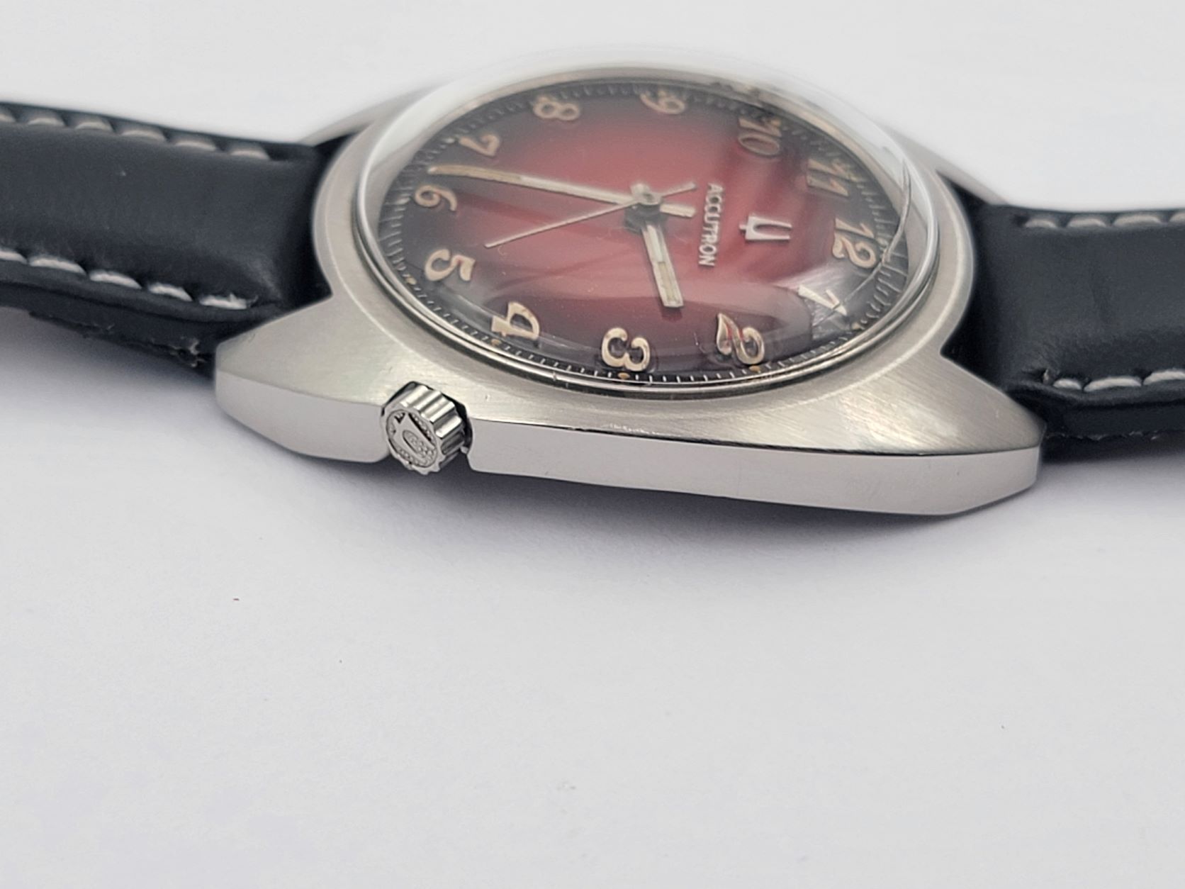 Vintage BULOVA Accutron N3 Cal 2180 MADE IN USA Red Glossy Arabic Dial - 36 mm – Image 3