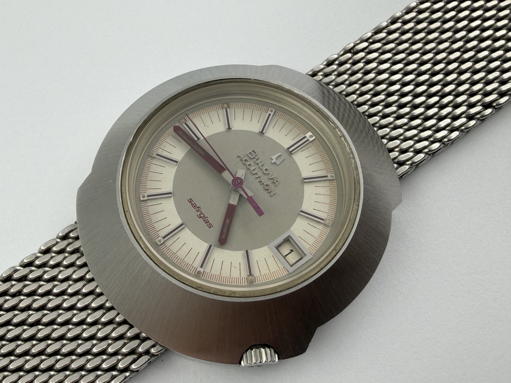 Vintage Bulova Accutron N1 "Sputnik" Safirglas Gray/Red Dial Cal 2181F - 40 mm – Image 1