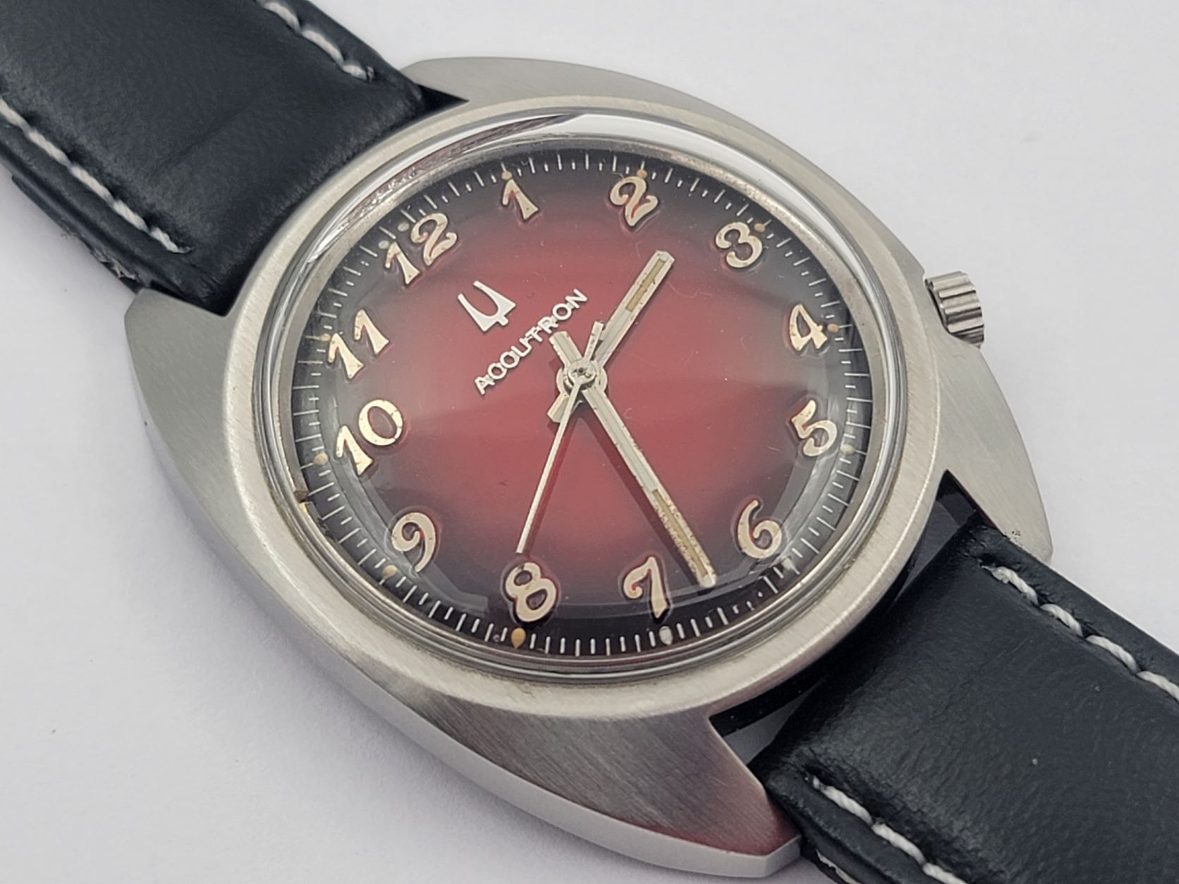 Vintage BULOVA Accutron N3 Cal 2180 MADE IN USA Red Glossy Arabic Dial - 36 mm – Image 1