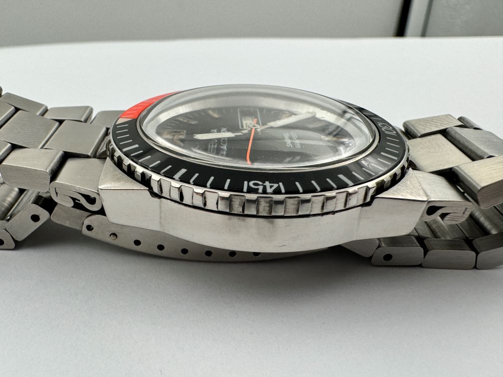Vintage BULOVA 7526 Accutron Snorkel 666 Feet Bakelite Bezel Cal 2182G - 40 mm – Image 5