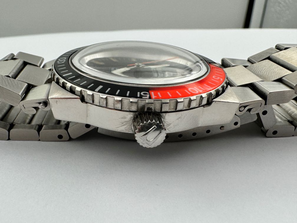 Vintage BULOVA 7526 Accutron Snorkel 666 Feet Bakelite Bezel Cal 2182G - 40 mm – Image 4