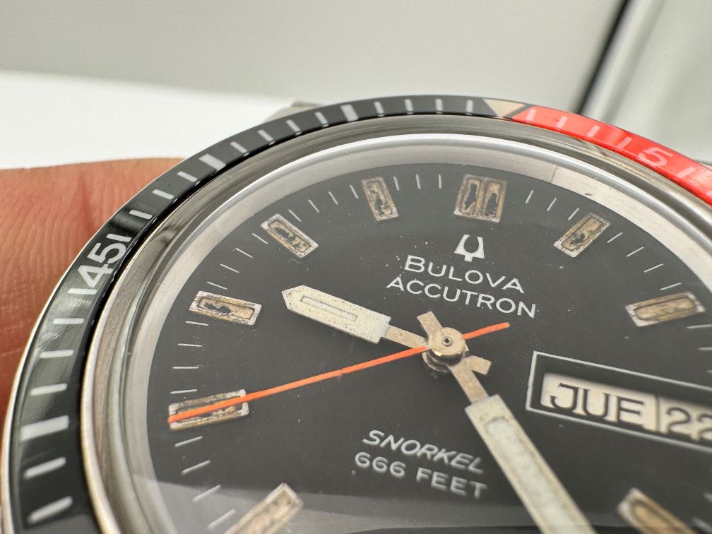 Vintage BULOVA 7526 Accutron Snorkel 666 Feet Bakelite Bezel Cal 2182G - 40 mm – Image 8