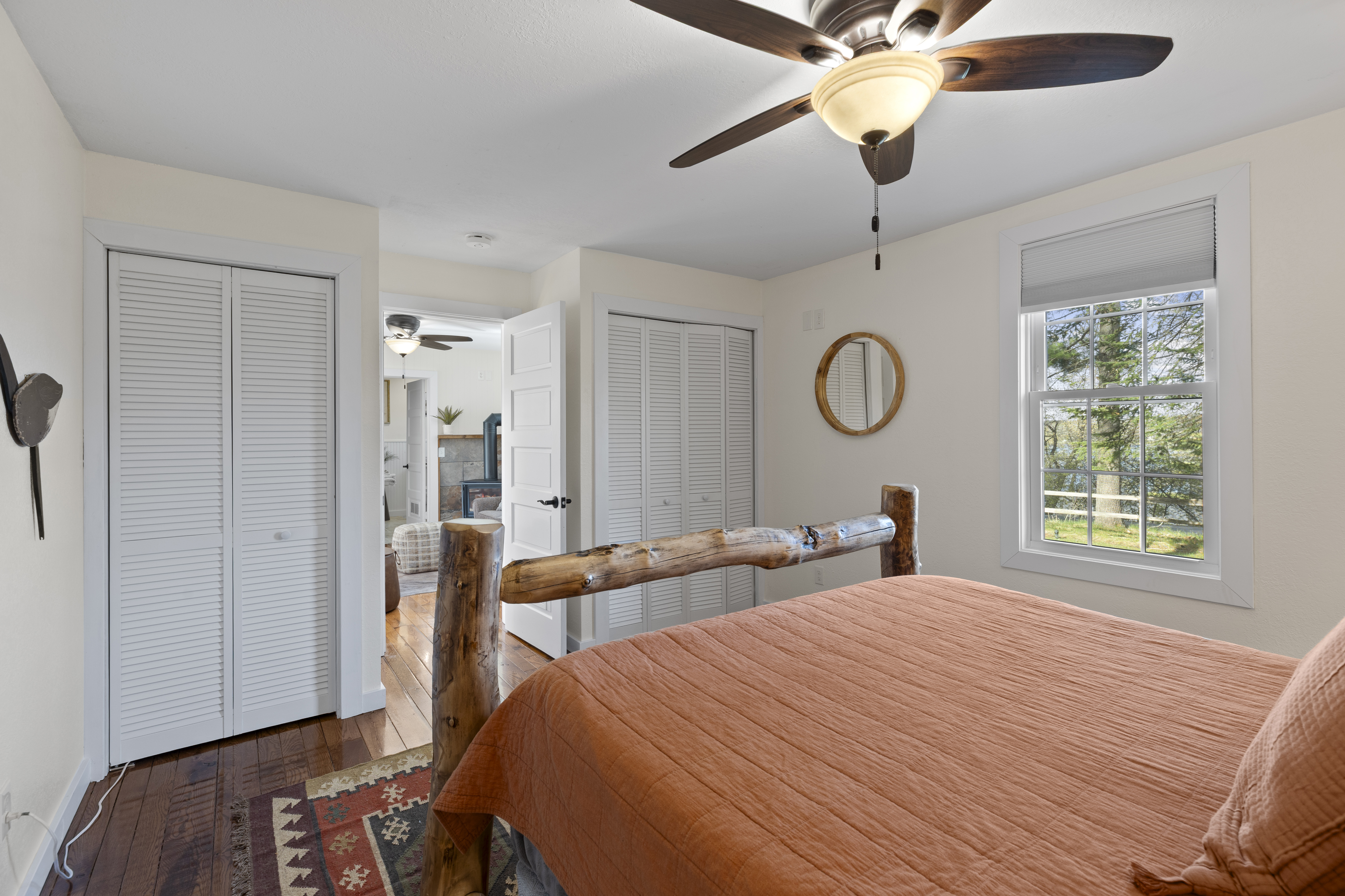 The Little Cabin: Private Queen Bedroom – Image 6