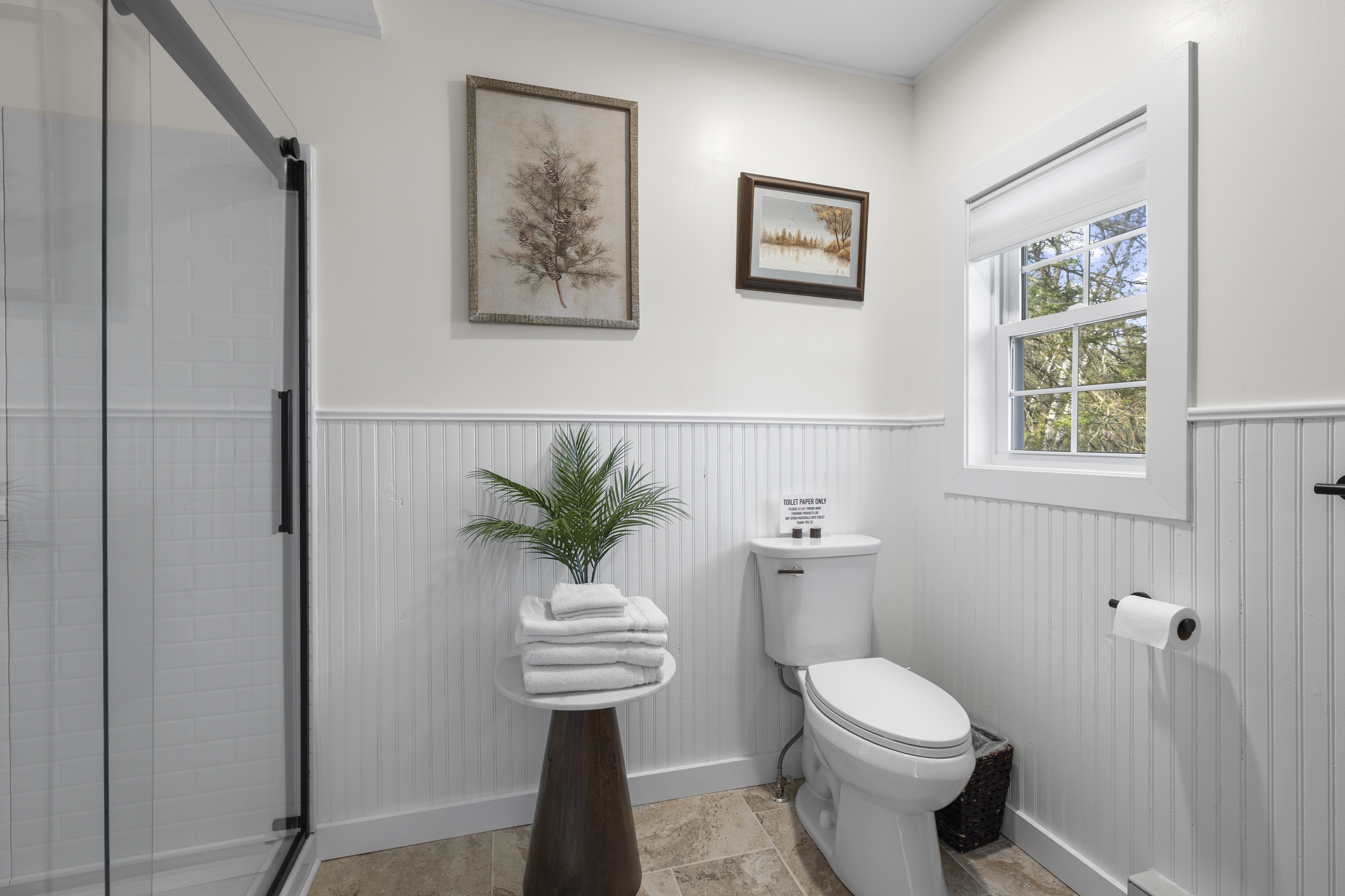 The Little Cabin: Private Queen Bedroom – Image 3