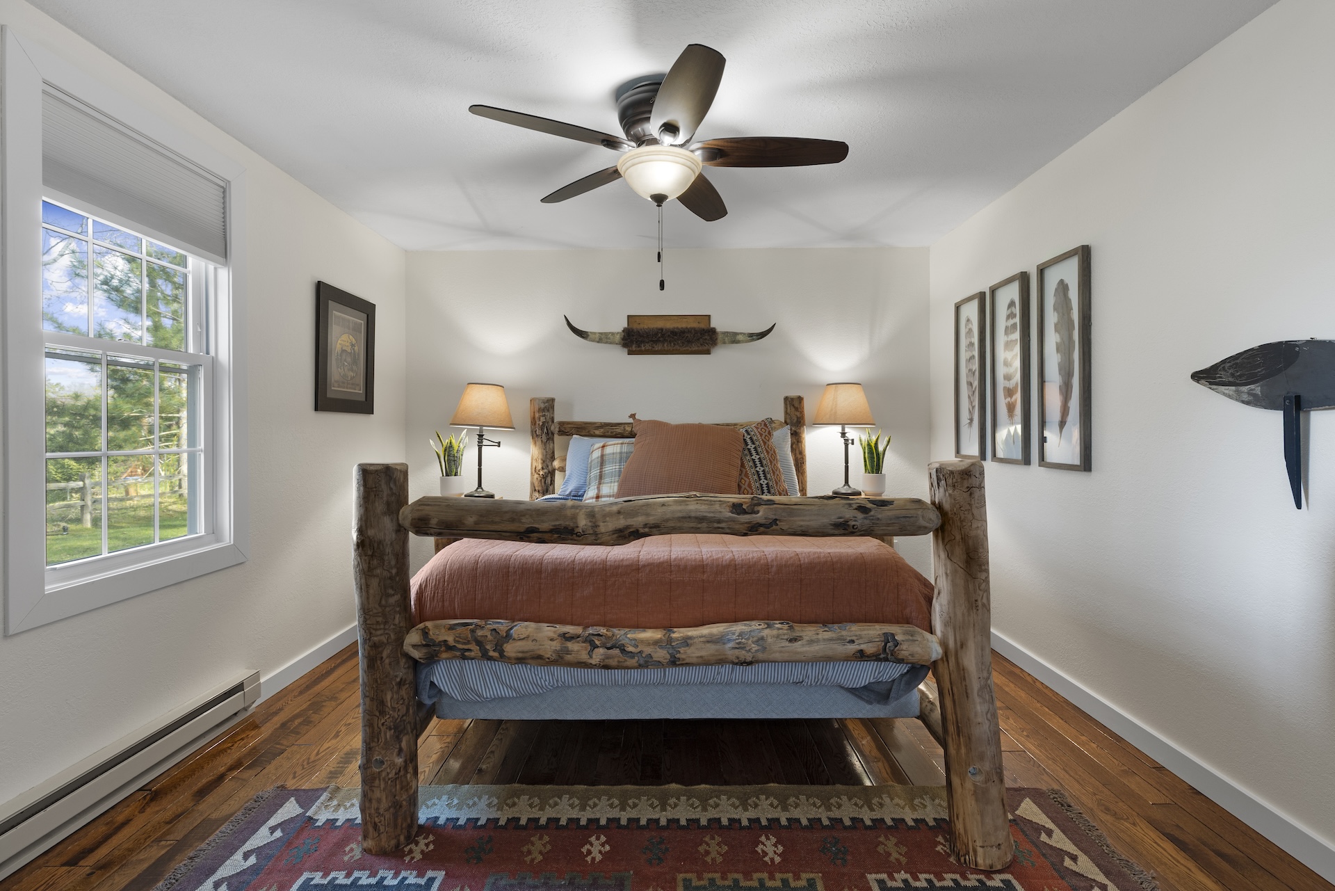 The Little Cabin: Private Queen Bedroom – Image 1