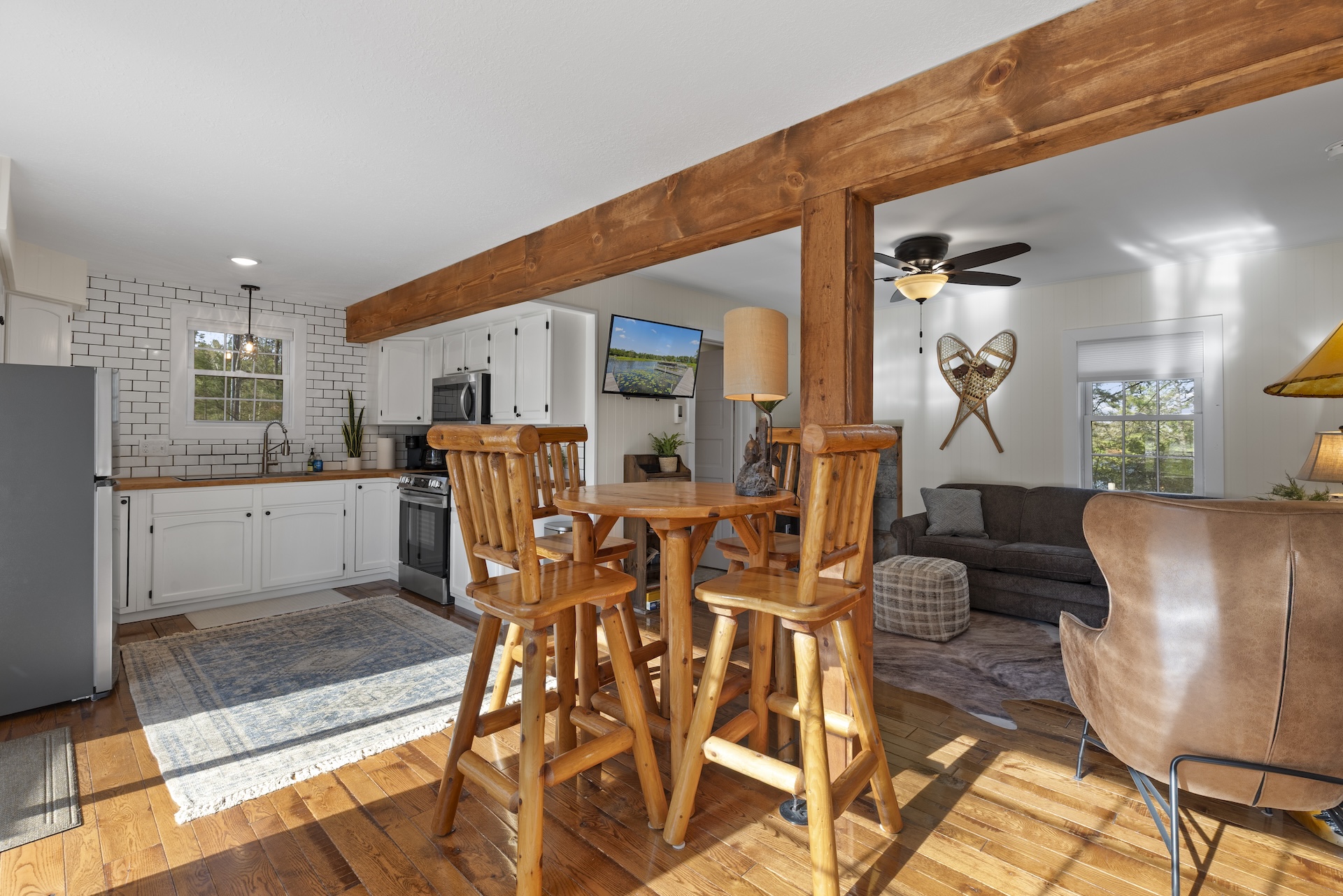 The Little Cabin: Private Queen Bedroom – Image 11
