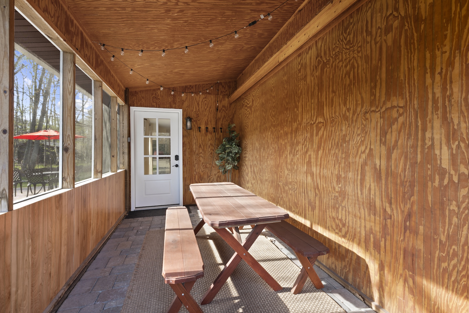 The Little Cabin: Private Queen Bedroom – Image 9