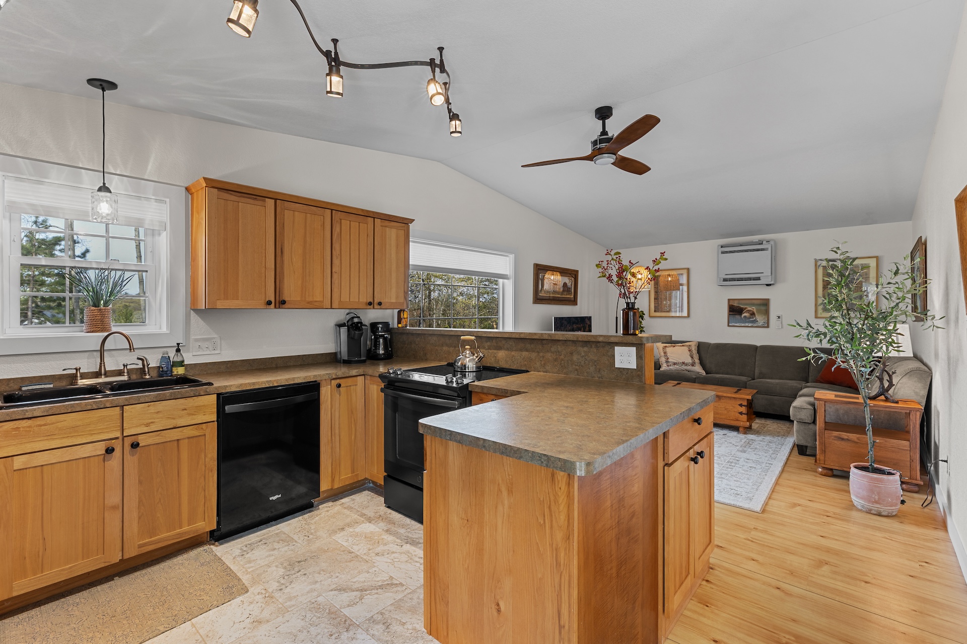 The Clubhouse: King Suite – Image 2