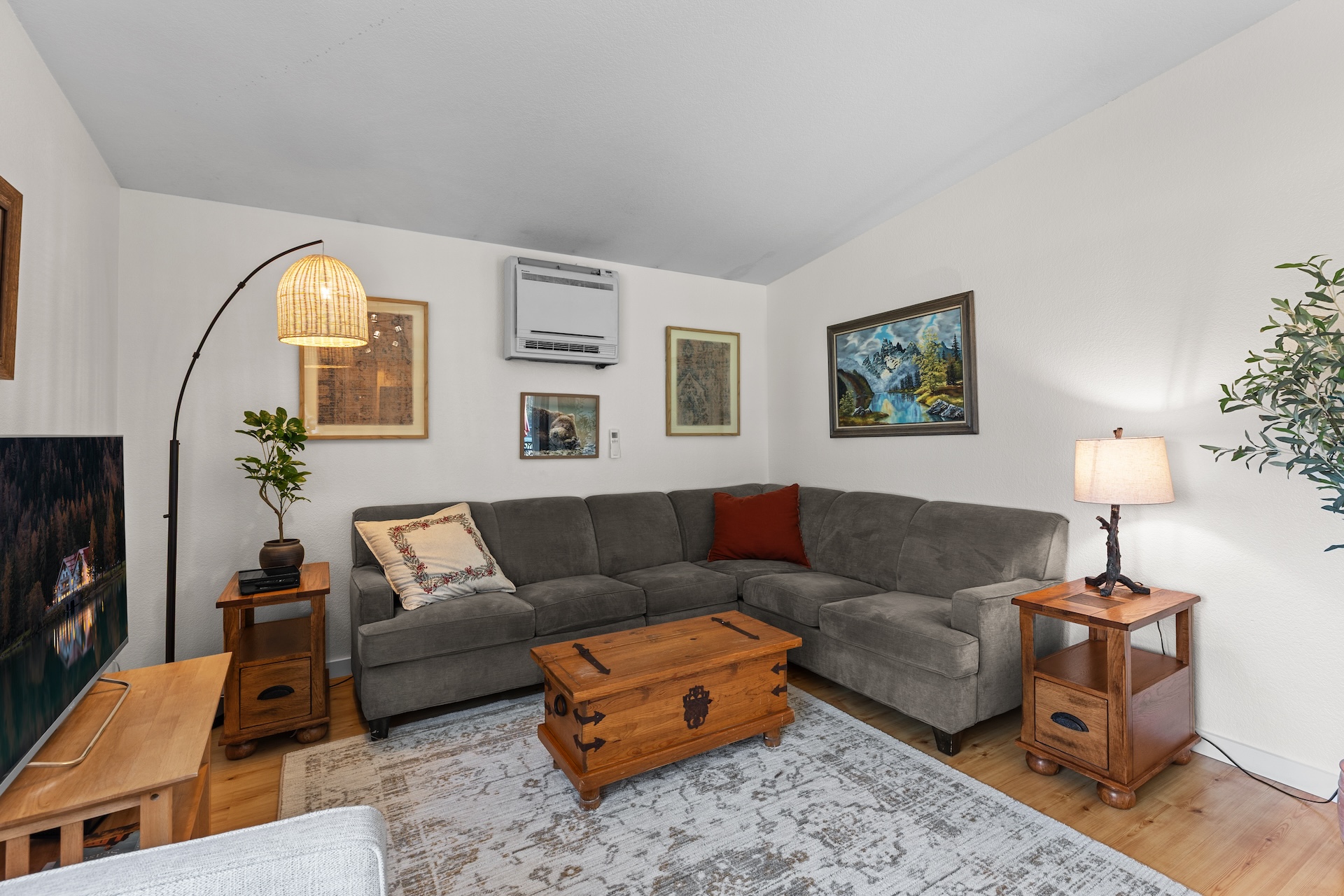 The Clubhouse: King Suite – Image 11