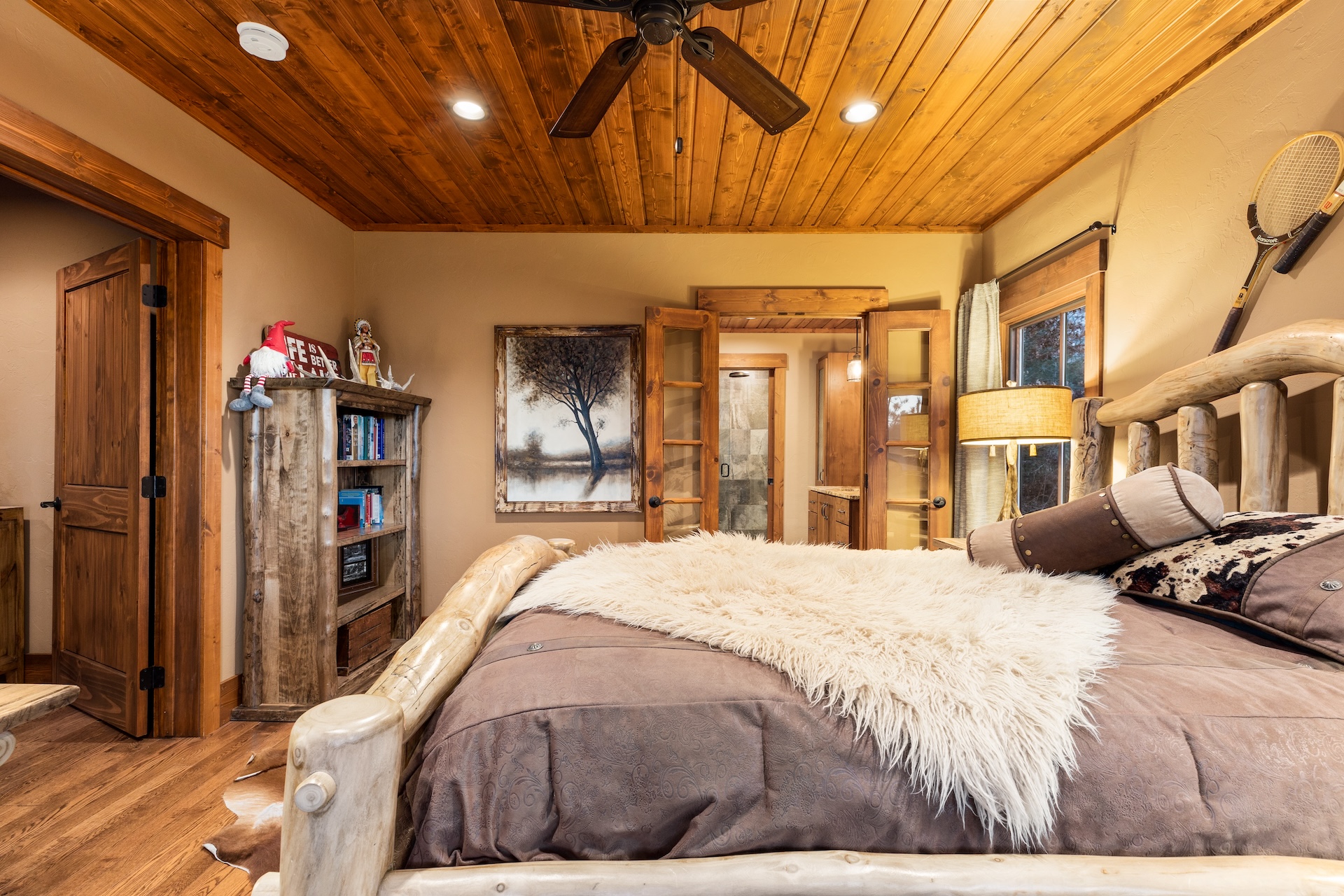 The Lodge House: Lakeside Queen Suite – Image 1