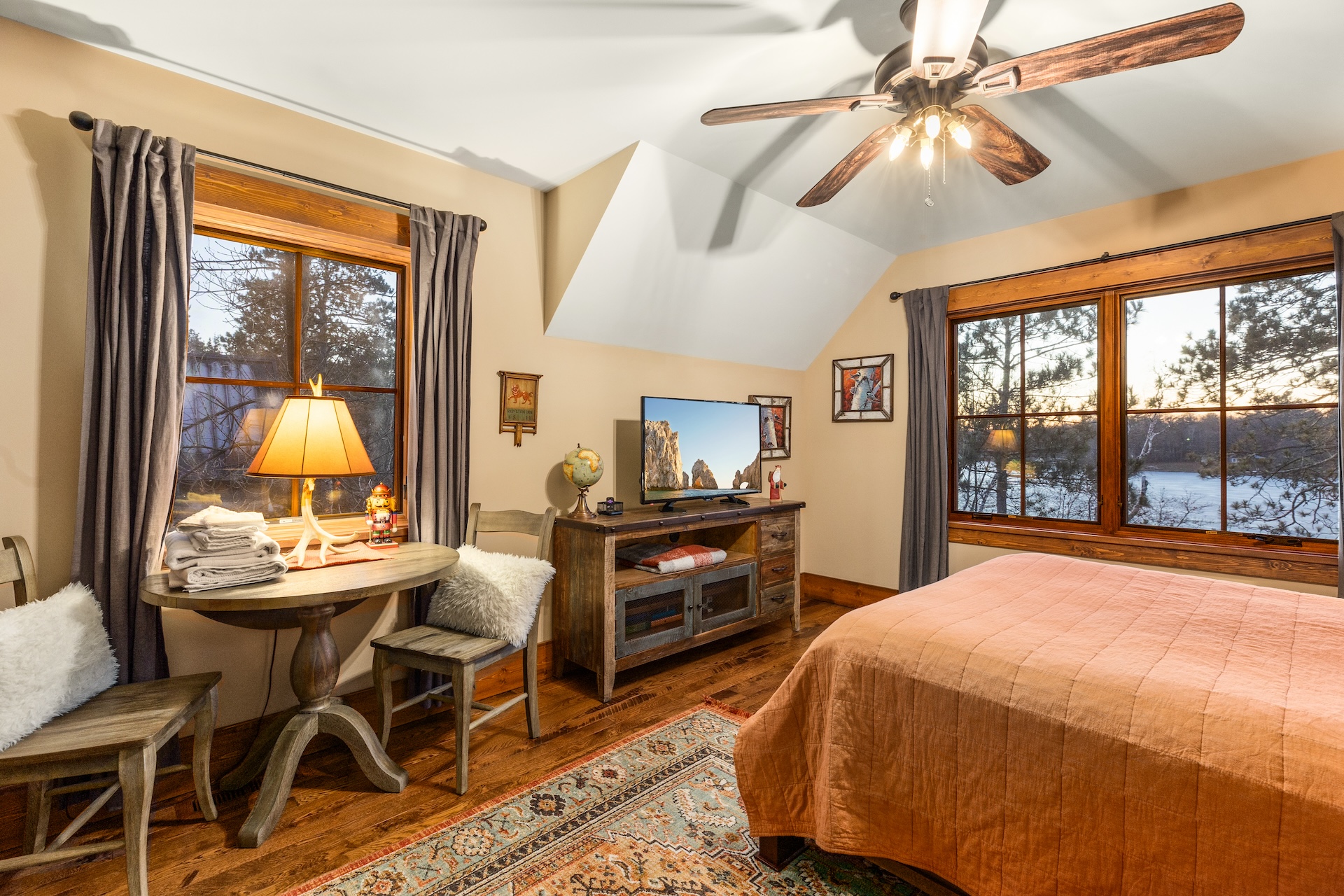 The Lodge House: Lakeside Queen Bedroom – Image 1