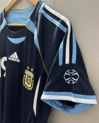 Camiseta Argentina 2006 con dorsal de Messi 		* Retro 🔥 – Image 2
