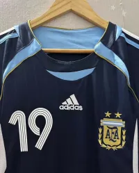 Camiseta Argentina 2006 con dorsal de Messi 		* Retro 🔥 – Image 3