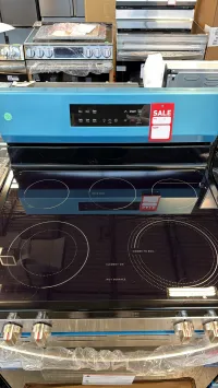 Frigidaire FCRE306CASD 30" Freestanding Electric Range – Stainless Steel – Image 3