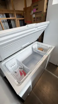 Frigidaire FFCL1542AW Chest Freezer – Garage Ready – Image 2