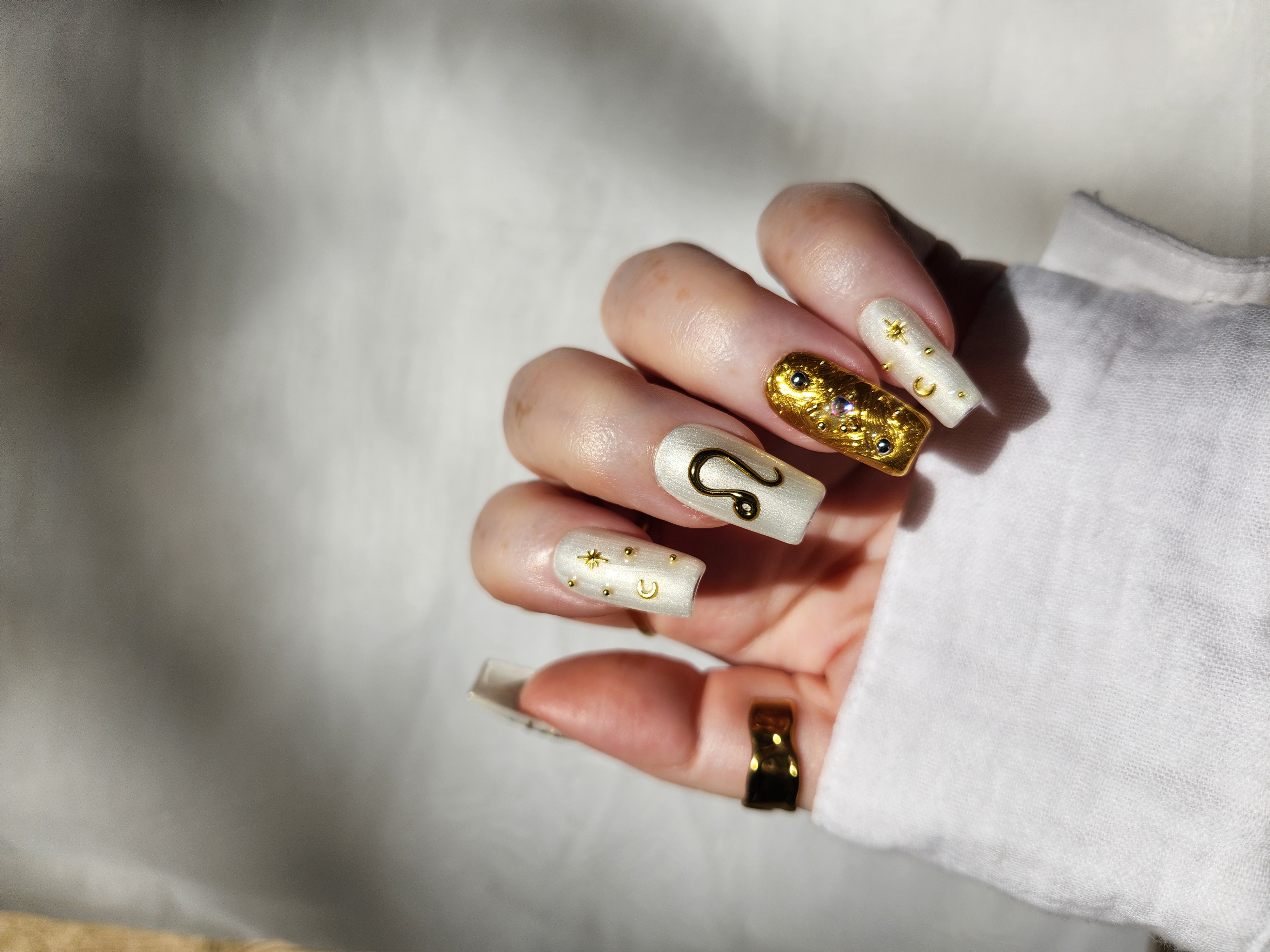 Leo Season | Pearl White and Gold Zodiac Press-On Nails  – Image 4