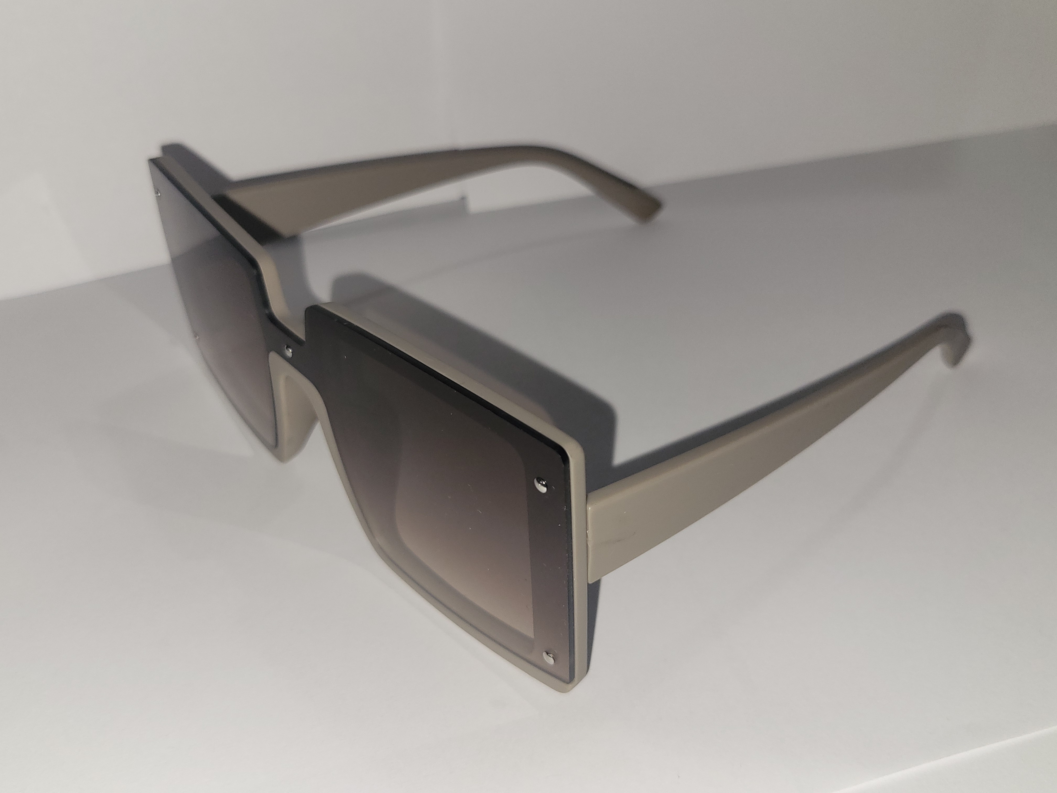 #14-Oversized Diva Shades – Image 2