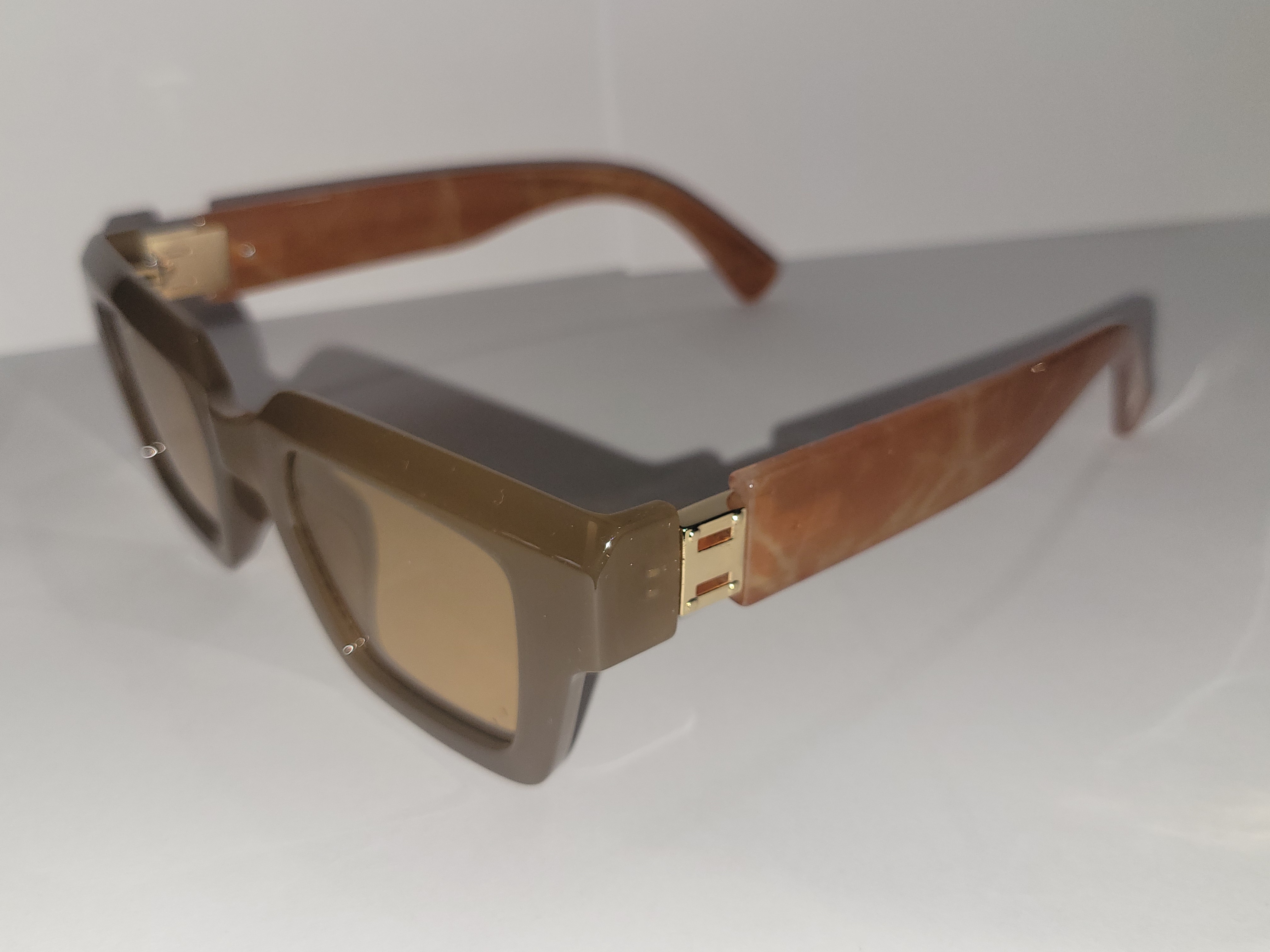 #15-Brown or Grey Framed Women's Sunglasses – Image 3