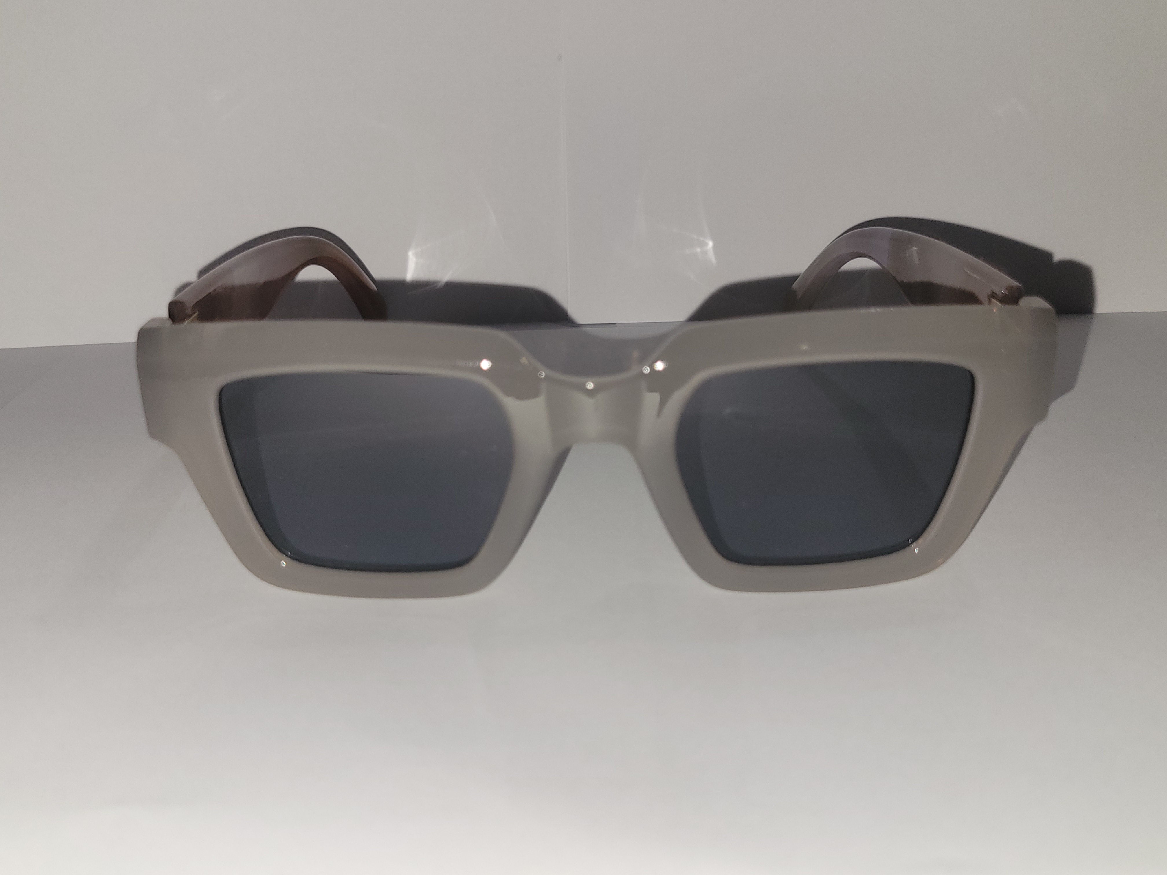 #15-Brown or Grey Framed Women's Sunglasses – Image 4