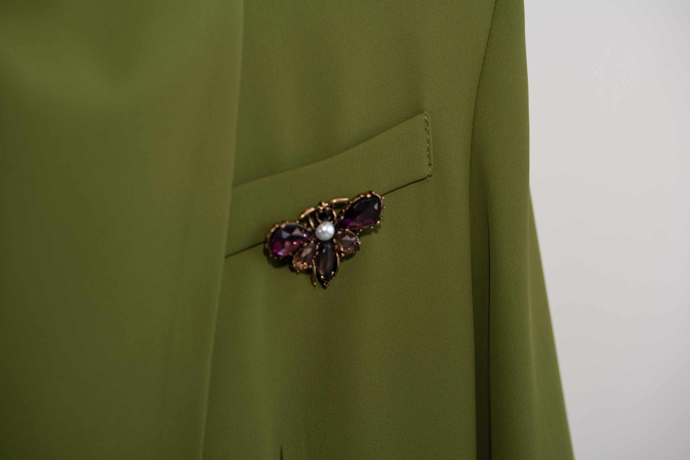 Blazer Verde Broche Joya – Image 5