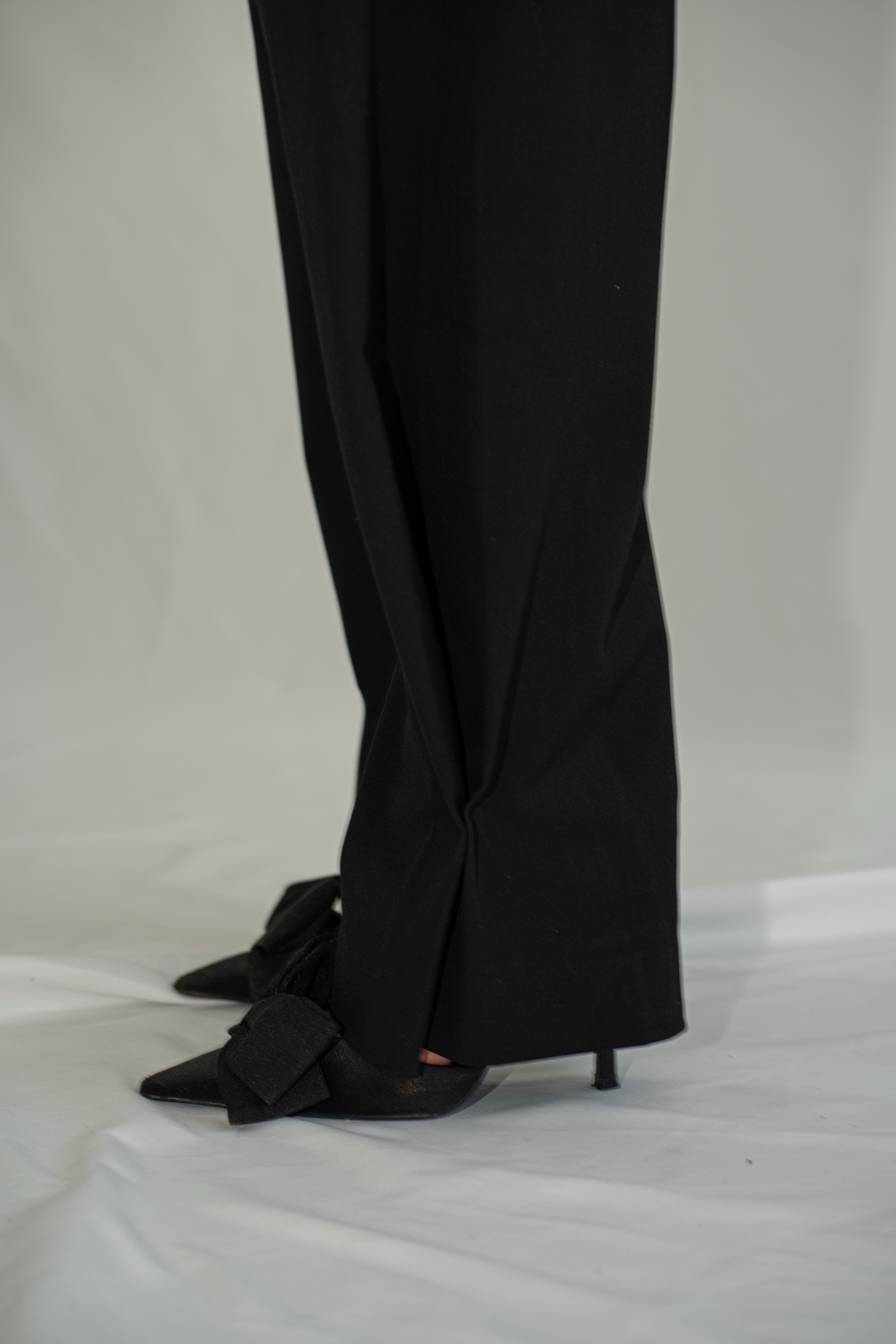 Pantalón Negro Detalle bajo – Image 2