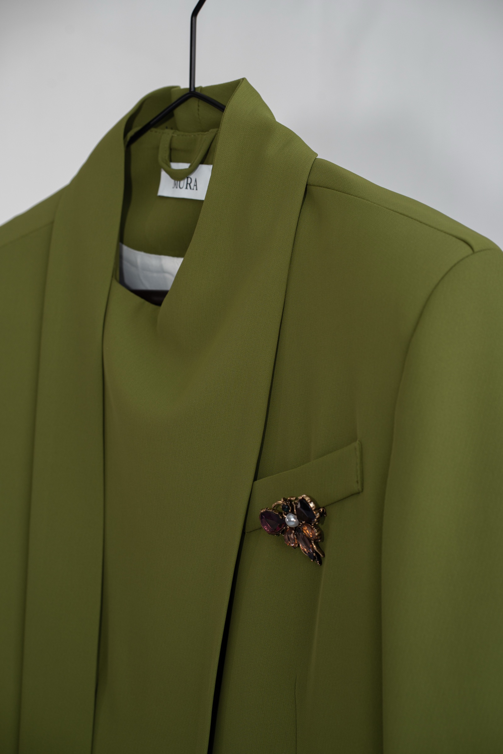 Blazer Verde Broche Joya – Image 1