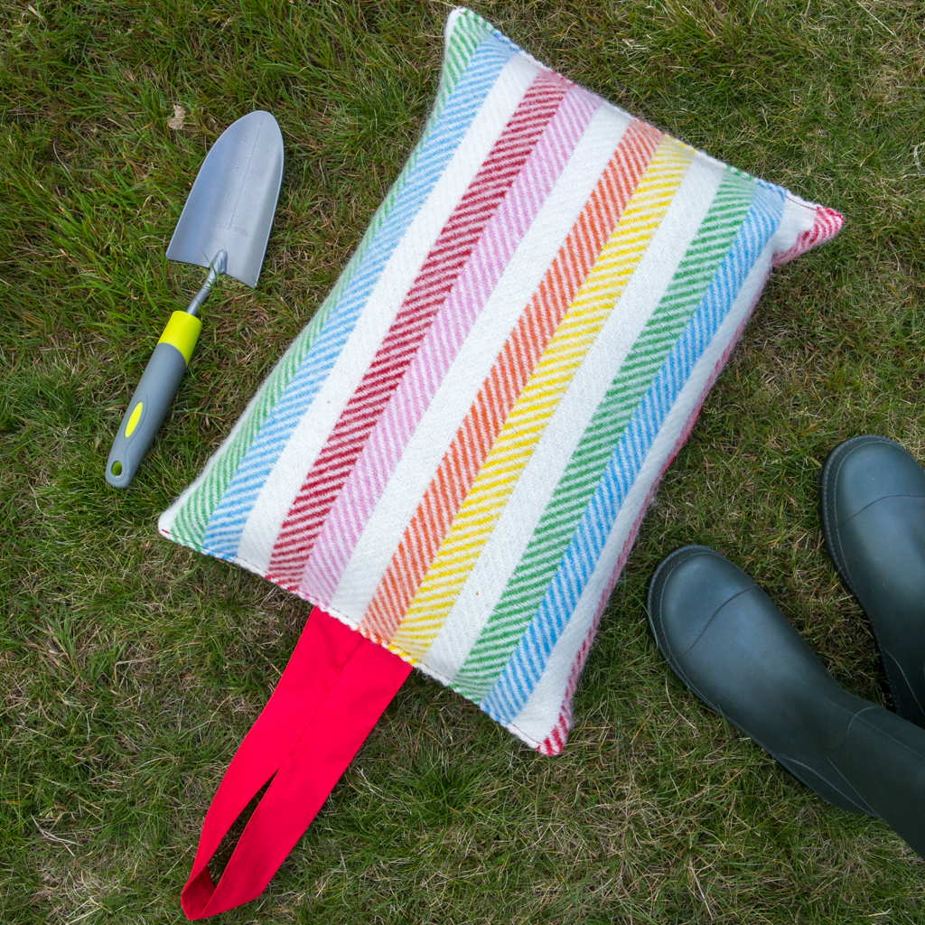 Garden Kneelers – Stripes Rainbow/Red