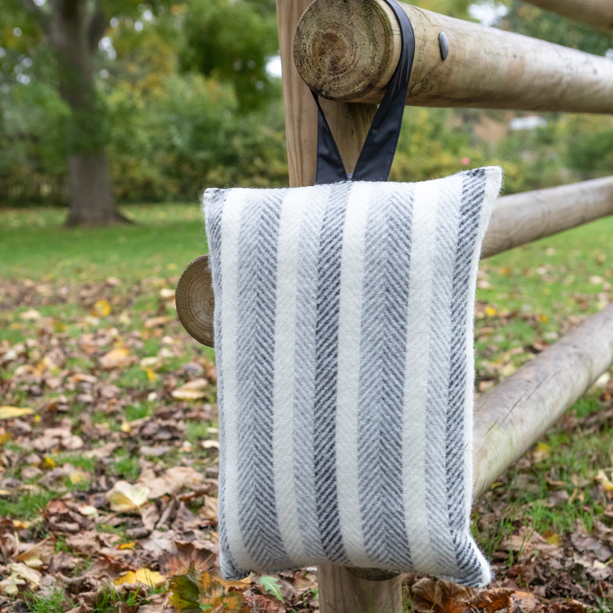 Garden Kneelers – Stripes Monochrome/Black
