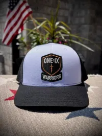 SHIELD SERIES LOGO TRUCKER HAT - SNAP BACK – White/Black