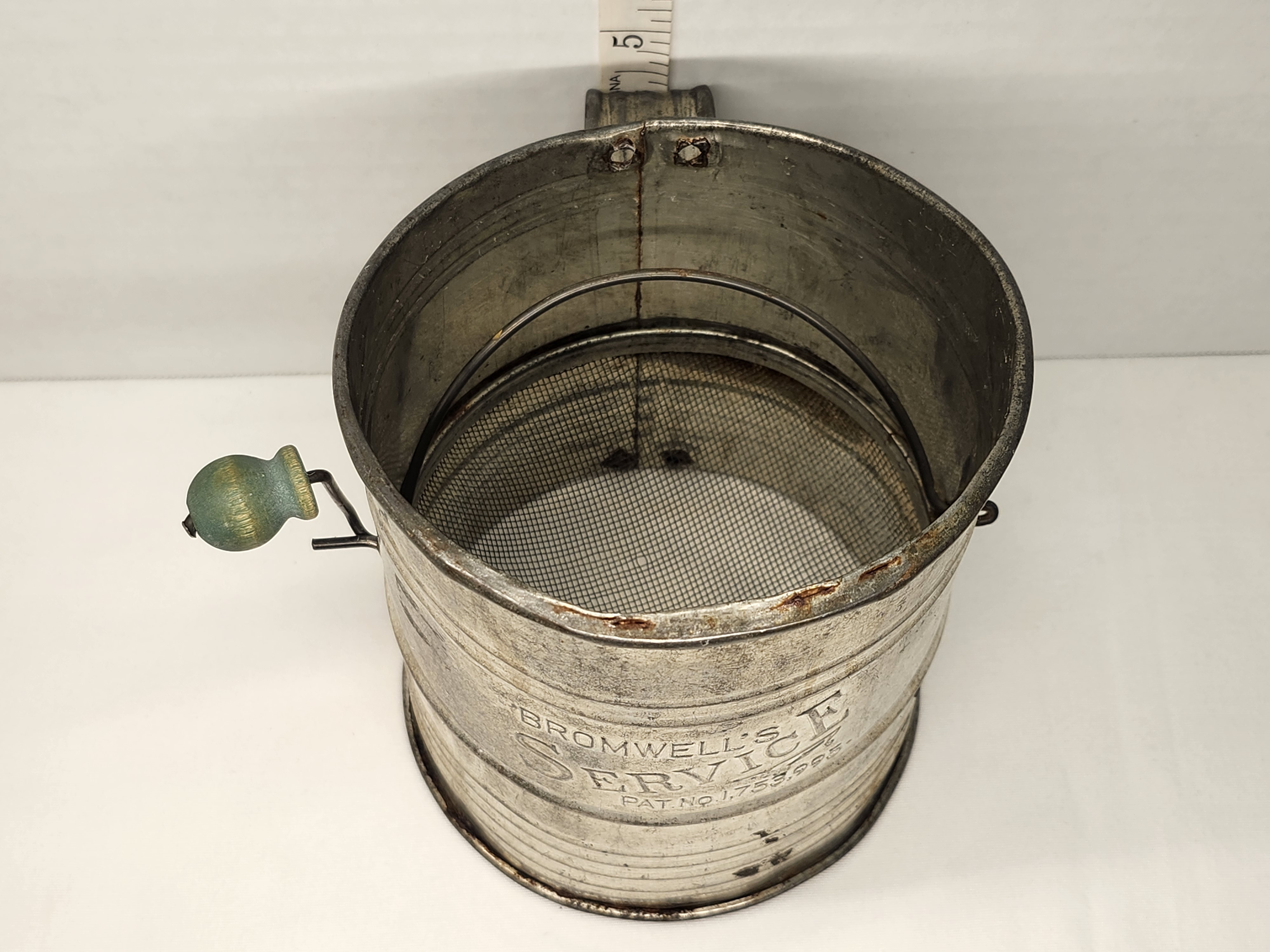 Antique 1930s Bromwell's "Service" Tin Flour Sifter - Green Wood Knob – Image 4