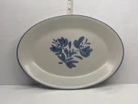 Add a touch of timeless charm to your table with this vintage Pfaltzgraff stoneware oval platter. – Image 1