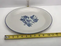 Add a touch of timeless charm to your table with this vintage Pfaltzgraff stoneware oval platter. – Image 2
