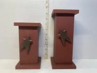Rustic Barn Red Wooden Pillar Candle Holders with Metal Stars - Staggered Set of 2 – Image 1