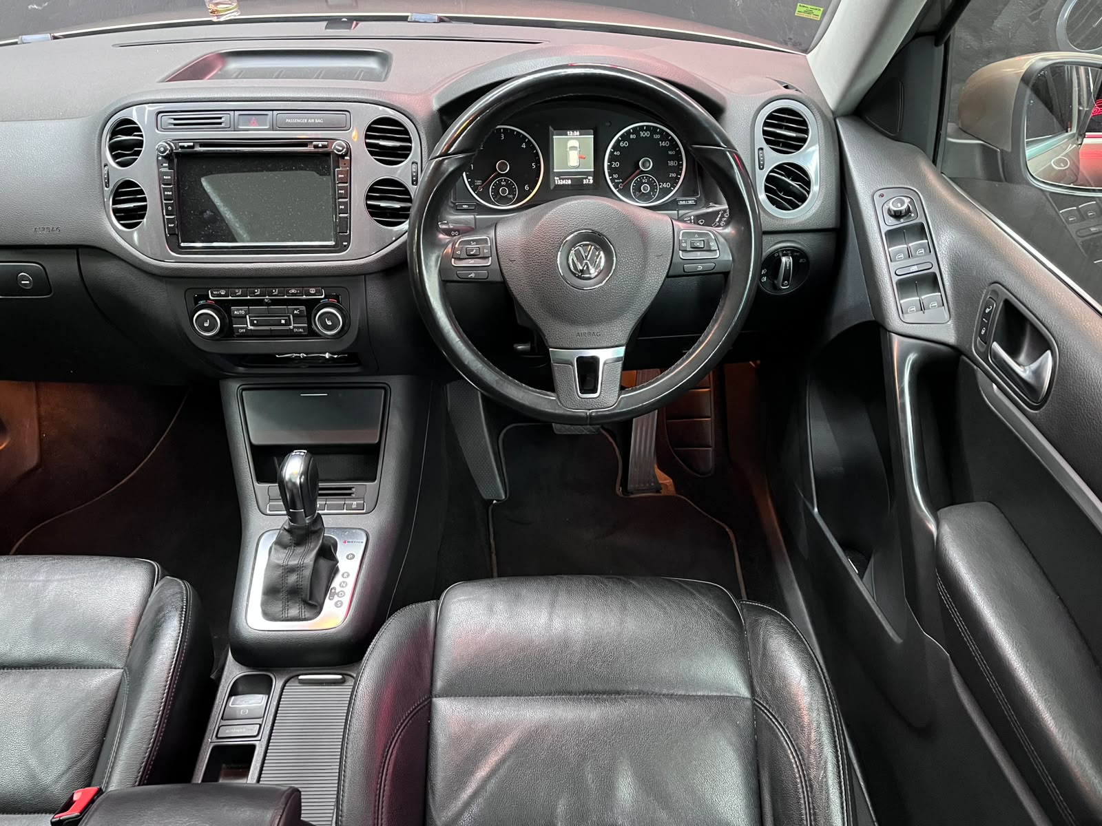Volkswagen Tiguan 2.0 TDI Sport & Style 4Motion DSG – Image 13