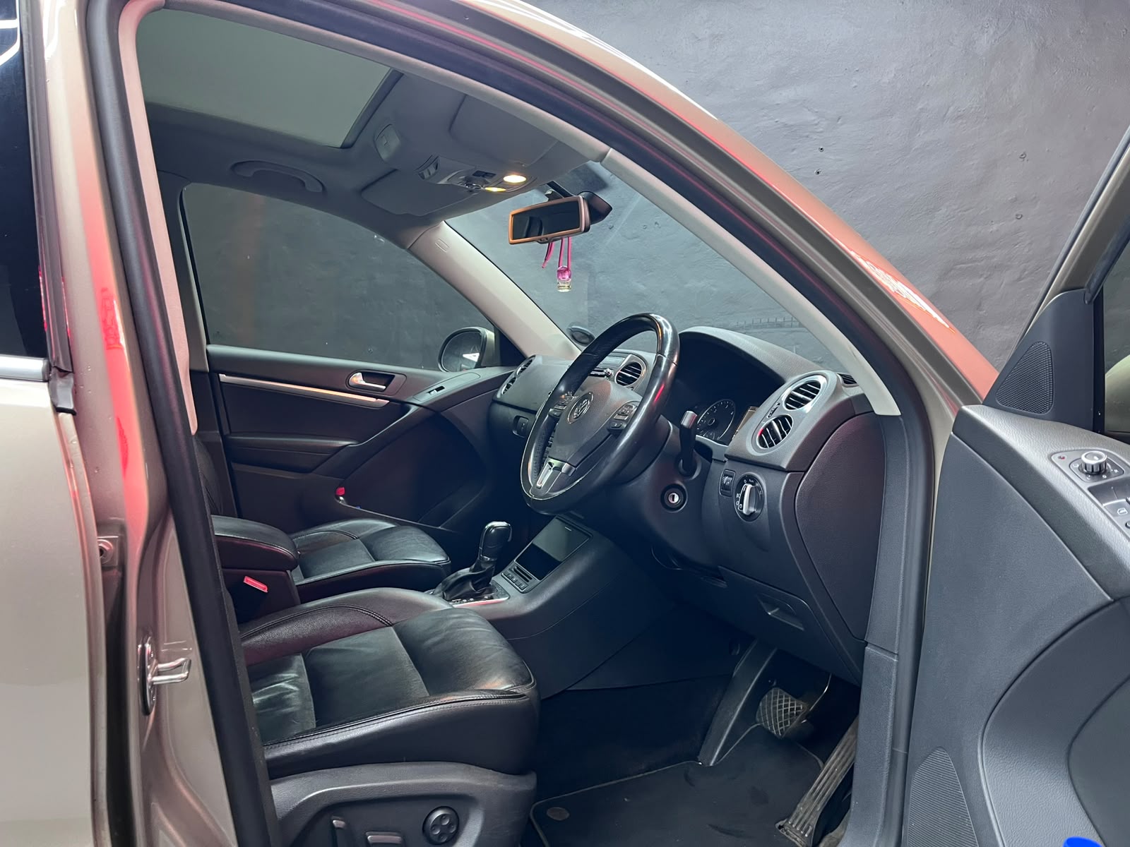 Volkswagen Tiguan 2.0 TDI Sport & Style 4Motion DSG – Image 9