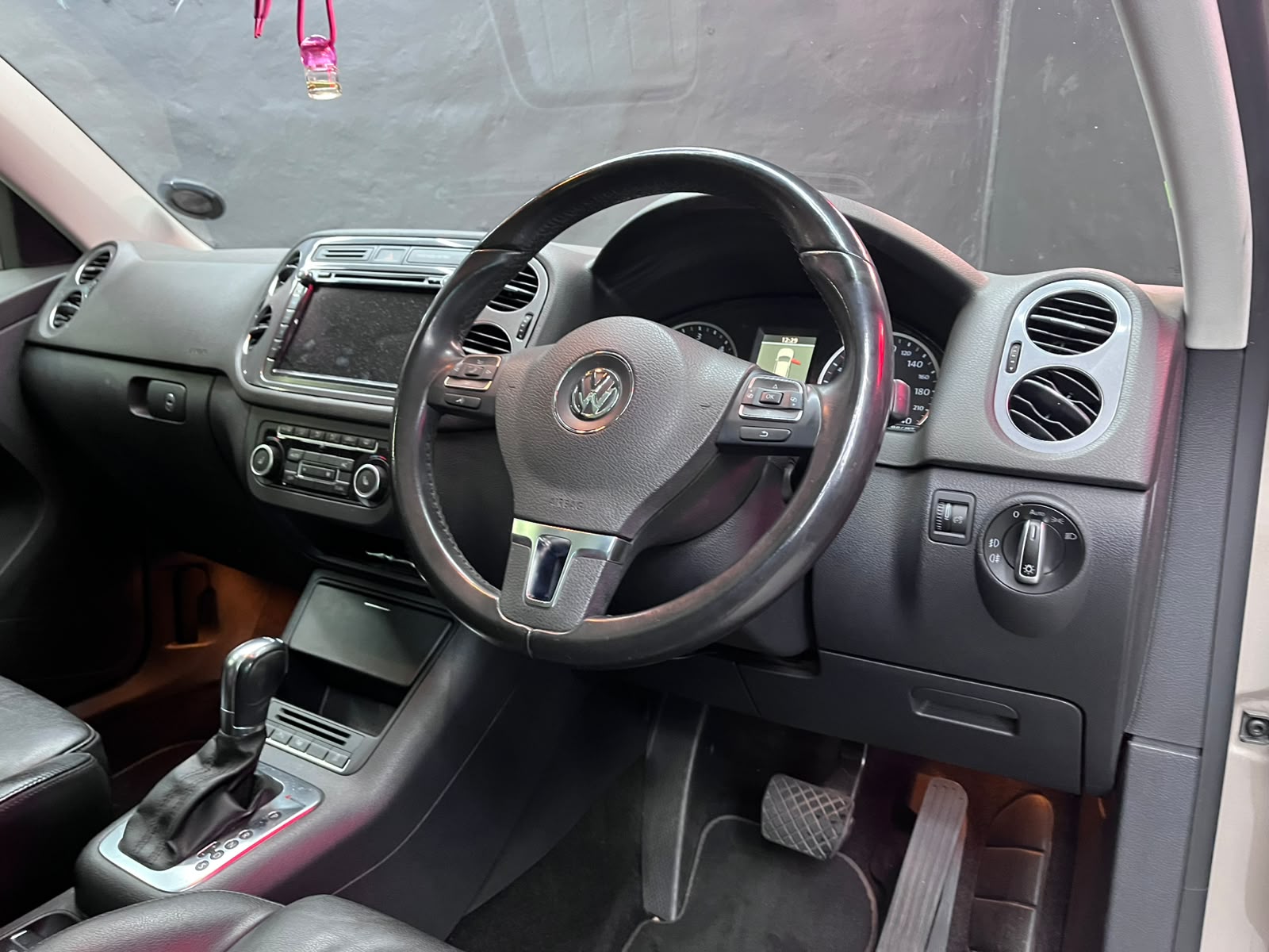 Volkswagen Tiguan 2.0 TDI Sport & Style 4Motion DSG – Image 12