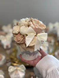 Colección Momentos que Iluminan – Set de 12 Mini Bouquets Personalizados – Imagen 1