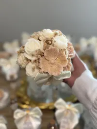 Colección Momentos que Iluminan – Set de 12 Mini Bouquets Personalizados – Imagen 2