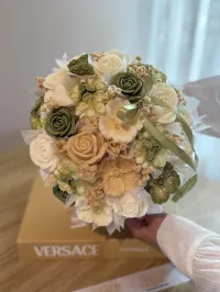 Bouquet de Velas Artesanales – Verde Salvia & Marfil – Image 4