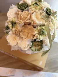 Bouquet de Velas Artesanales – Verde Salvia & Marfil – Image 2