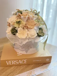 Bouquet de Velas Artesanales – Verde Salvia & Marfil – Image 1