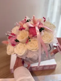 Cesta Floral de Velas Artesanales “Blush Elegance” – Image 2