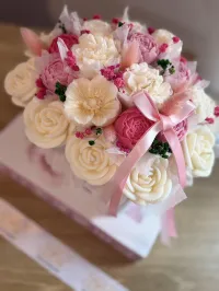 Cesta Floral de Velas Artesanales “Blush Elegance” – Image 3