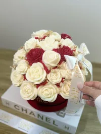 Ramo de Rosas de Cera – Burgundy Elegance – Image 4